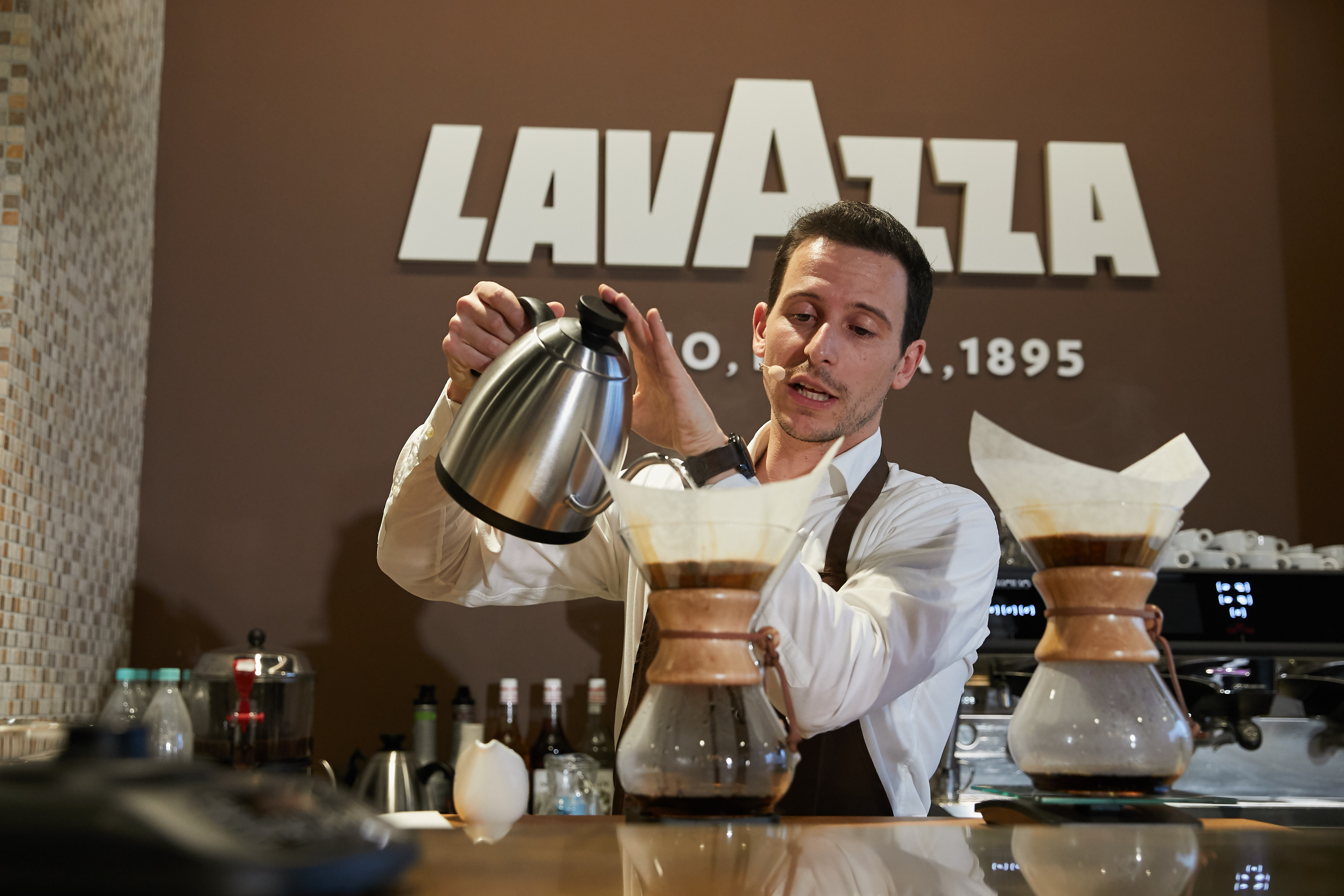 Реклама итальянское качество. Реклама кофе Lavazza. Итальянский кофе реклама. Лавацца реклама. Реклама кофе Лавацца.