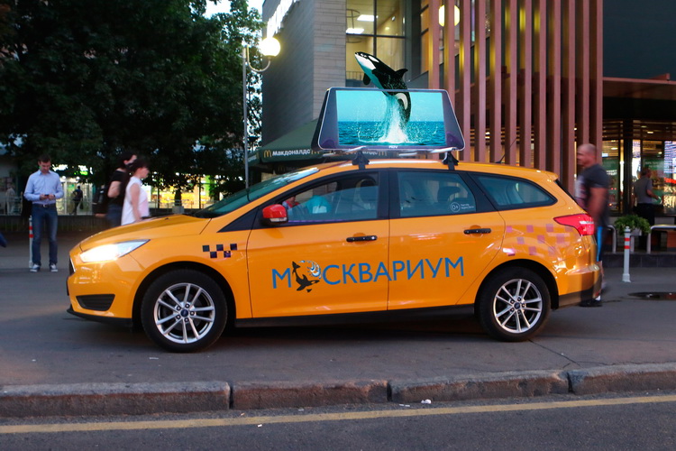 Машина для такси в 2024 году. Реклама такси на автомобиле. Рекламные мониторы на такси. Экран на такси. Такси с экраном на крыше.